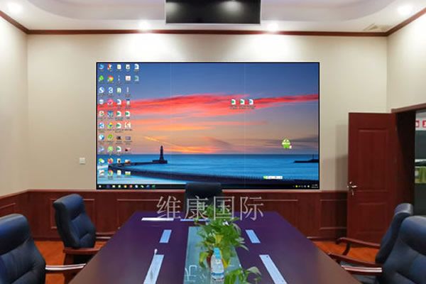 大型會議室使用無縫拼接屏好還是投影機好？