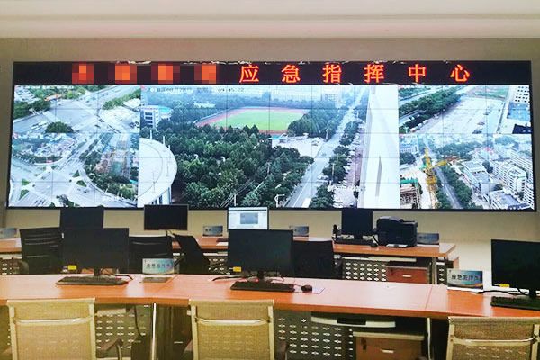 多種信息源通過什么設備輸出拼接屏？