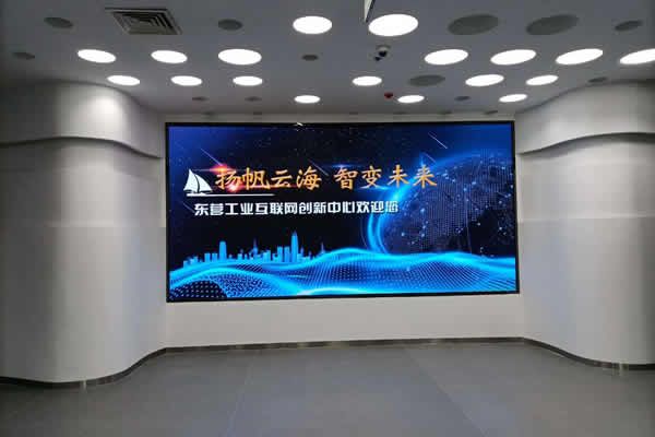 會議廳使用LED顯示屏好還是液晶拼接屏好？