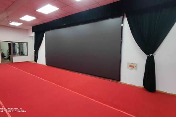 舞臺(tái)大屏有哪些，選擇LED顯示屏好還是拼接屏好？