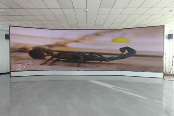 多媒體展廳用多大尺寸的LED顯示屏合適，多媒體展廳LED顯示屏方案設(shè)計(jì)