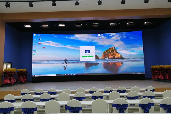 室內(nèi)舞臺大屏使用LED顯示屏好，還是液晶拼接屏好？