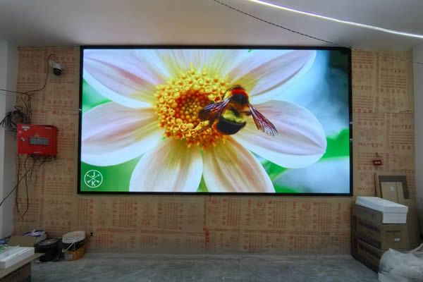 展廳使用投影機好還是LED顯示屏好，這兩種顯示大屏有什么區(qū)別