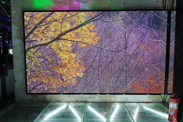 酒吧大屏使用LED顯示屏好，還是液晶拼接屏好？