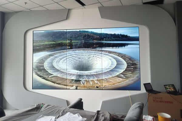 LED顯示屏好還是LCD拼接屏好，它們有哪些區(qū)別？