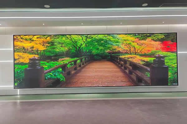 電視臺直播間的主播背景墻大屏是什么，用那種好？