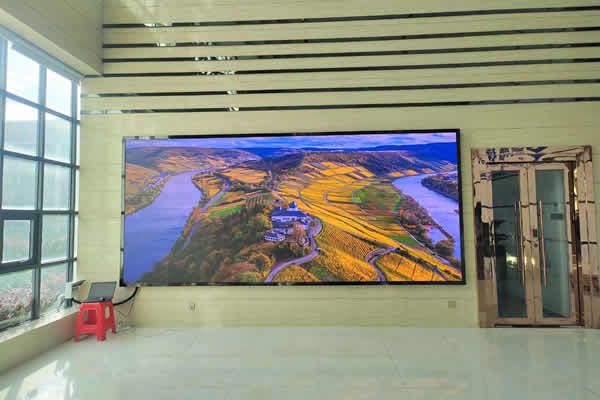 會(huì)議室LED顯示屏用P1.53的好，還是P1.86的好？