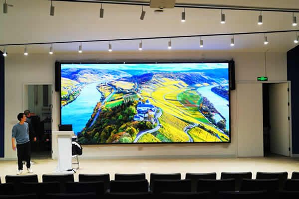 多功能報告廳用哪種大屏好？