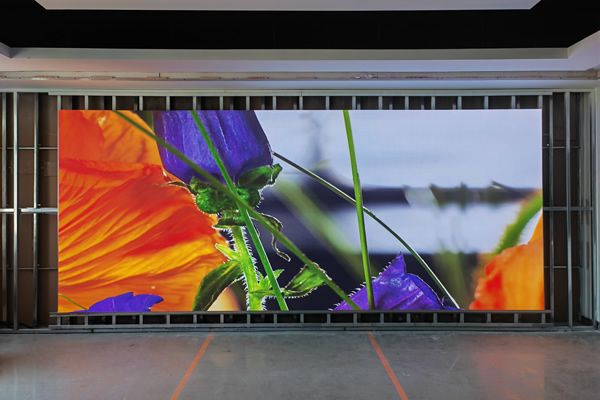 8米寬的會(huì)議室，用多大尺寸的LED顯示屏合適？